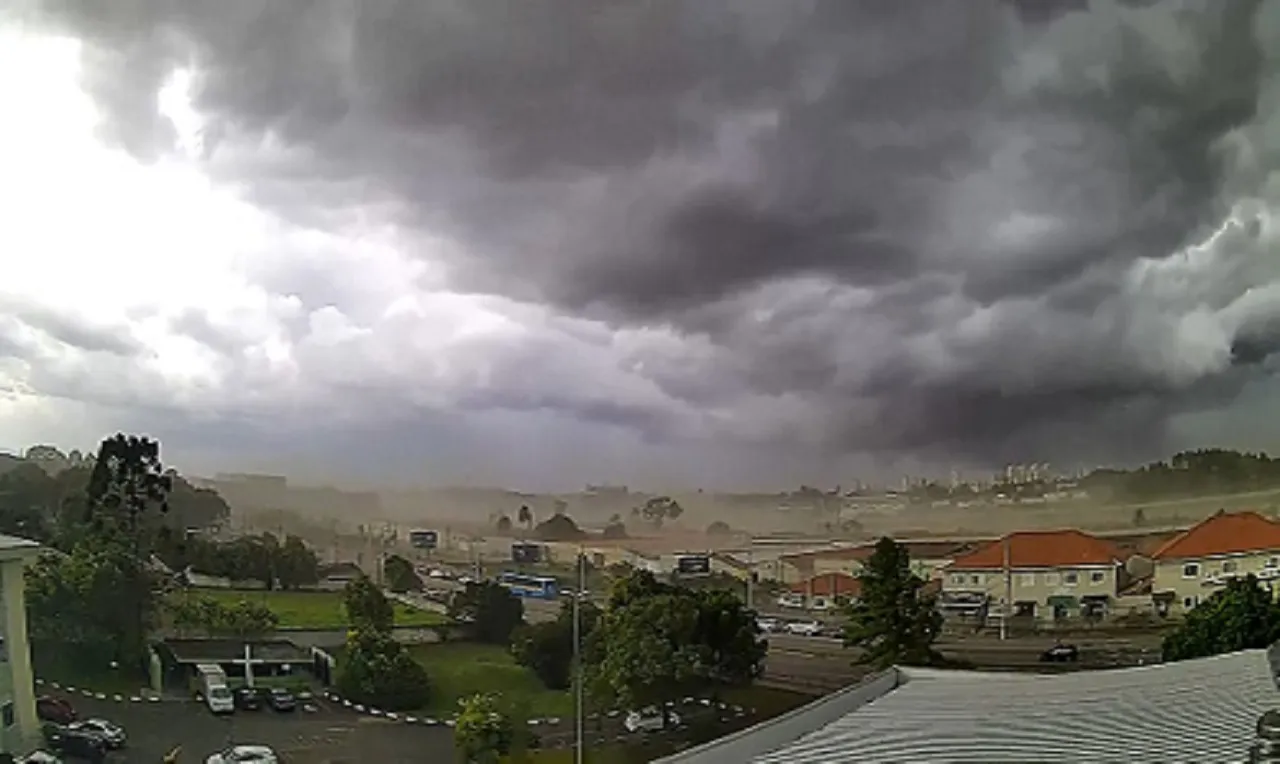 A imagem mostra a forma&ccedil;&atilde;o de uma chuva intensa e forte em Curitiba/PR